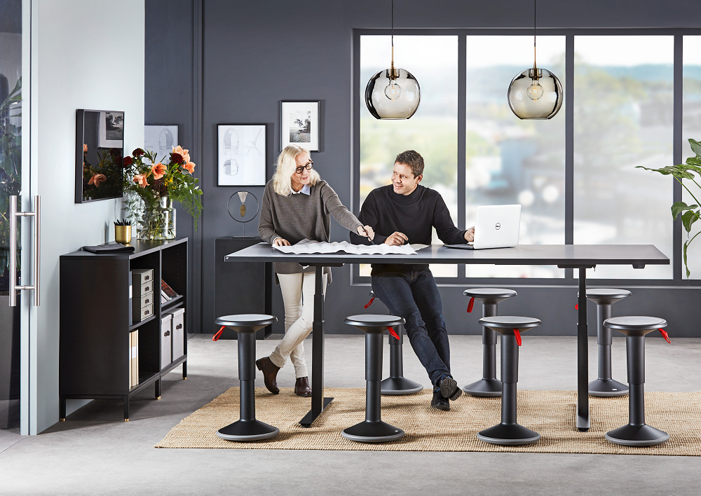 height-adjustable meeting table