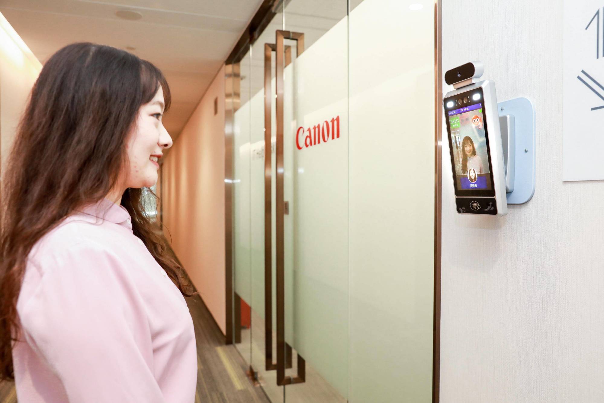 Office Uses Smiling Face Recognition at Entrance