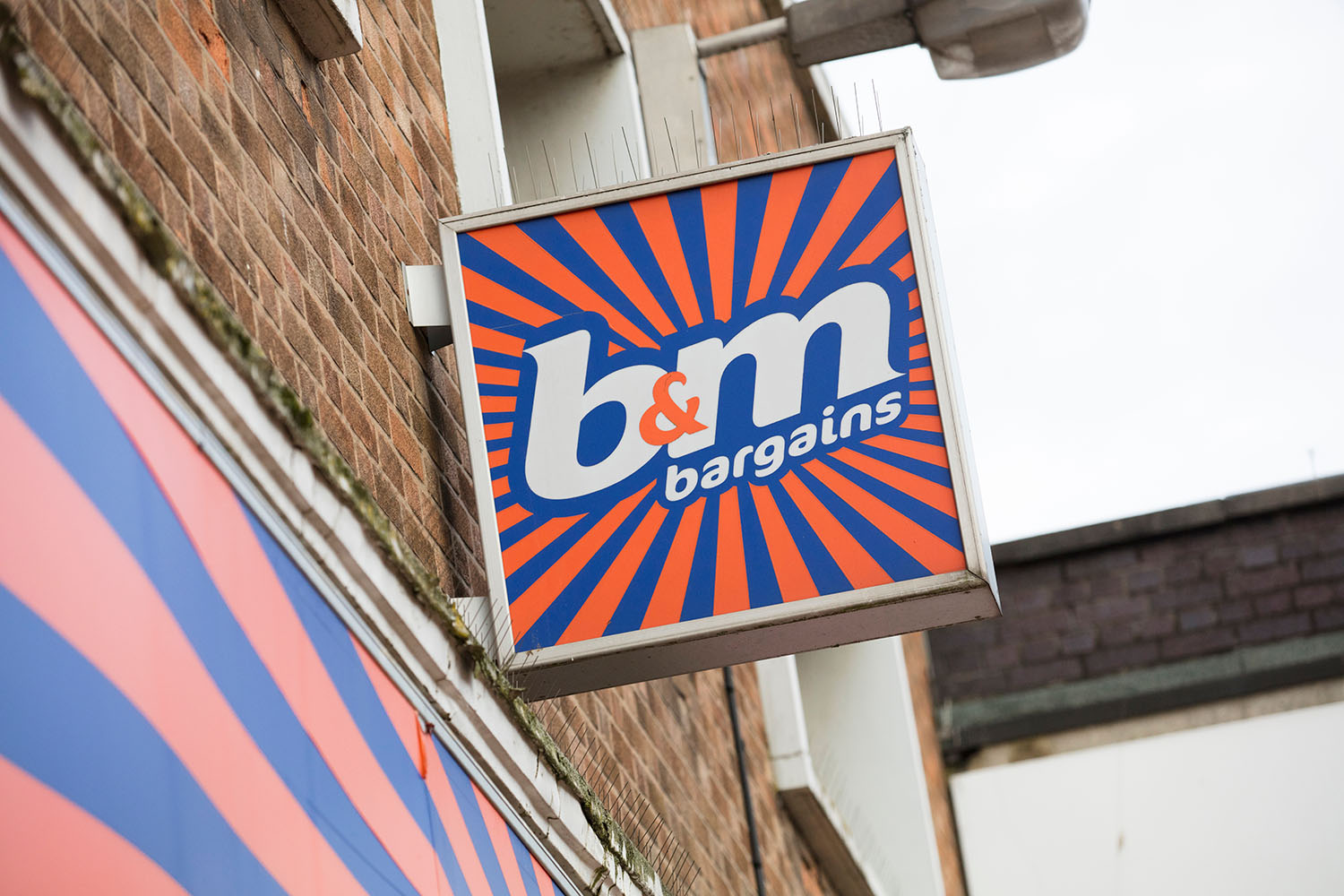 B&M